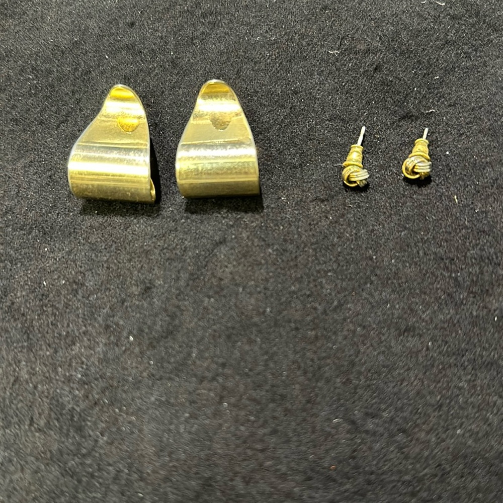 Gold earrings 2 pair